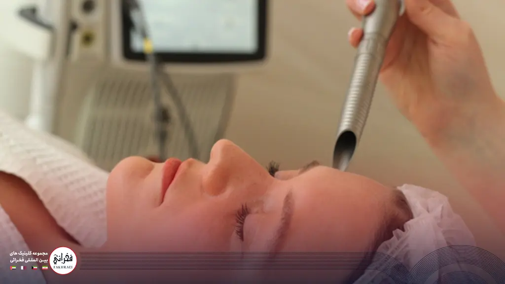 زنی در حال انجام لیزر فوتونا