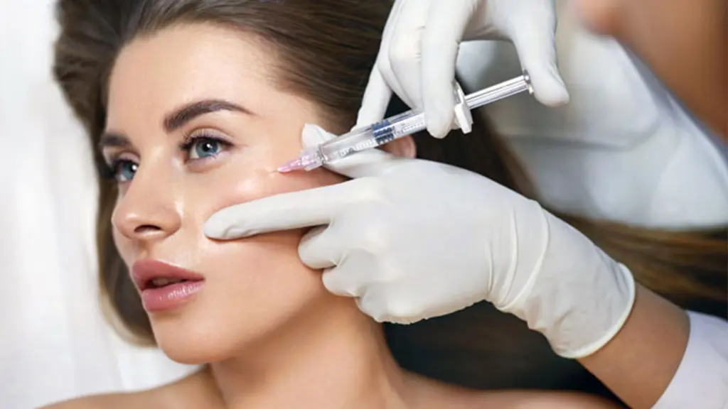 توصیر یک زن در حال تزریق مزوژل جالپرو