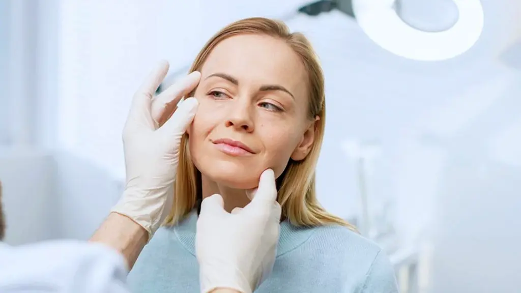 عکس بررسی دکتر قبل از تزریق بوتاکس خط خنده