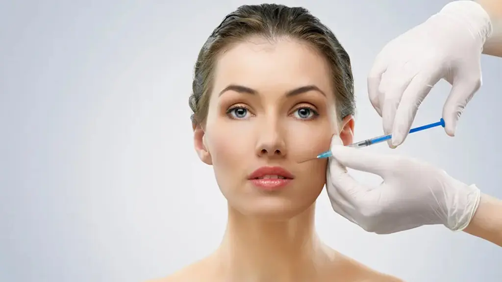 عکس در حال تزریق بوتاکس خط خنده