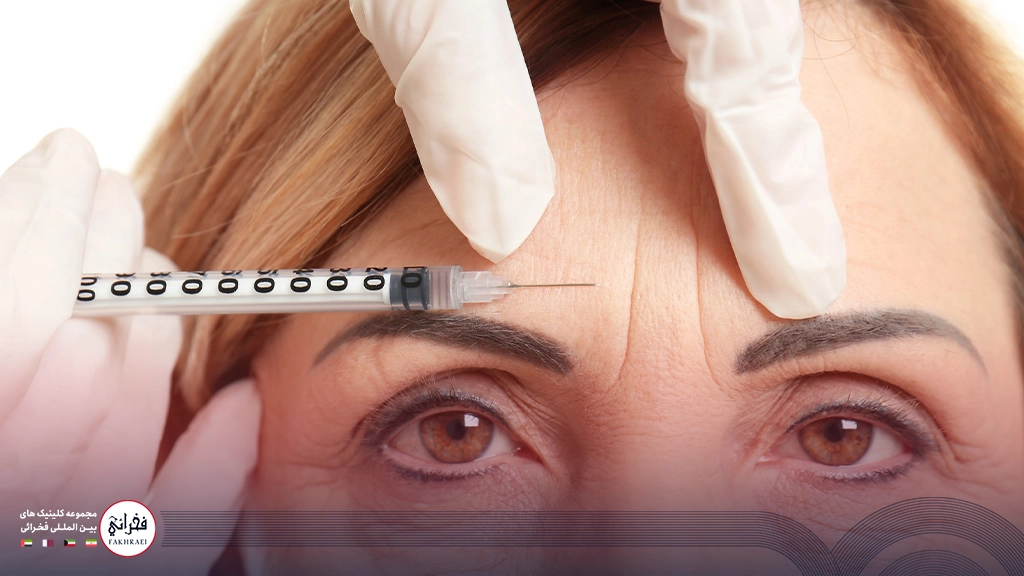 تزریق فیلر پیشانی-زنی مسن در حال تزریق فیلر