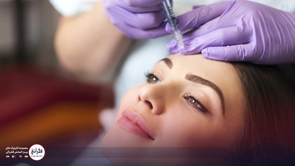 تزریق فیلر پیشانی -زنی با چهره خندان در حال تزریق فیلر برروی او