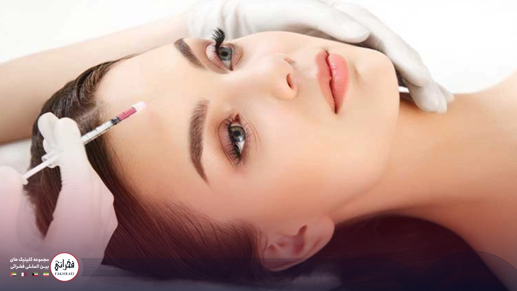 تزریق فیلر پیشانی-زنی که سرنگ تزریق روی پیشانی او قرار دارد