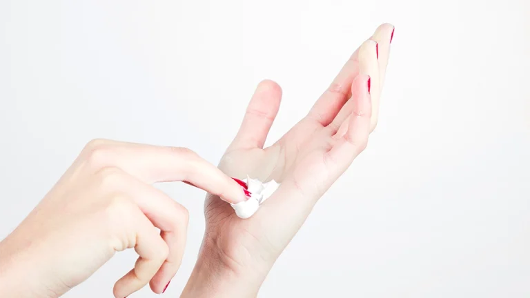 تزریق ژل دست | آشنایی با یک روش کاربردی برای جوانسازی دست