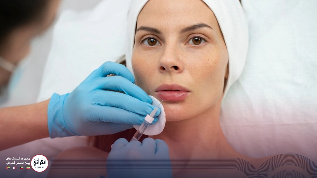 تزریق ژل لب مدل قلوهای-در حال تزریق ژل لب