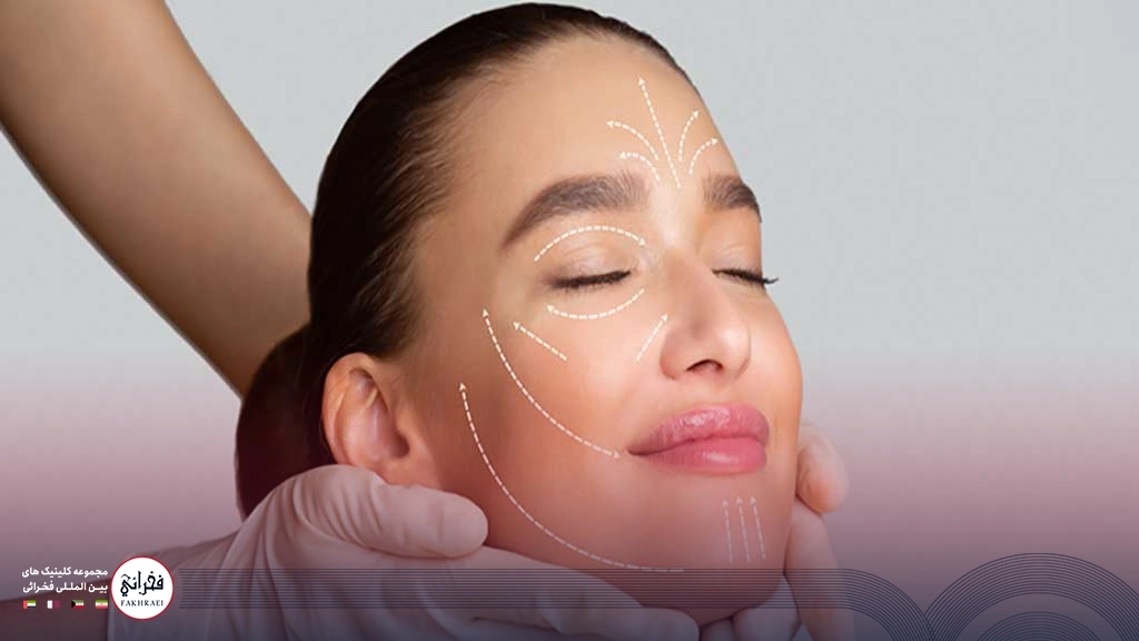 هایفوتراپی ابرو-زنی با چشمان بسته و دست پزشکی روی صورت او