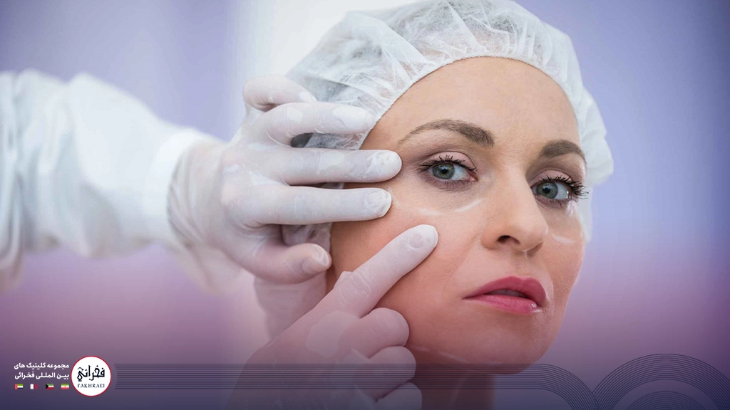 هایفوتراپی صورت-صورت خانومی که شل شده ودست دکتر روی گونه او