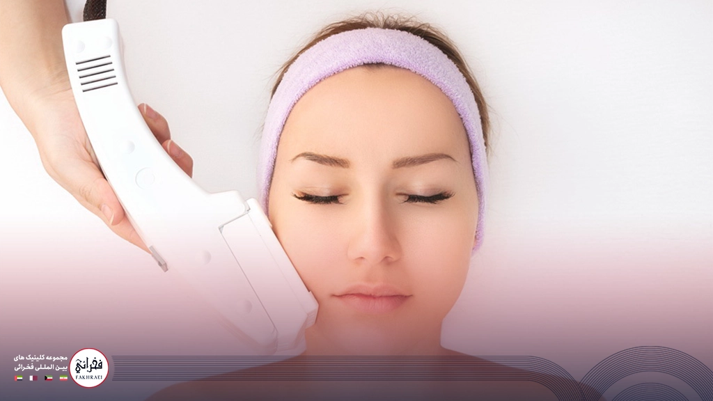 هایفوتراپی صورت-زنی در حال انجام هایفو