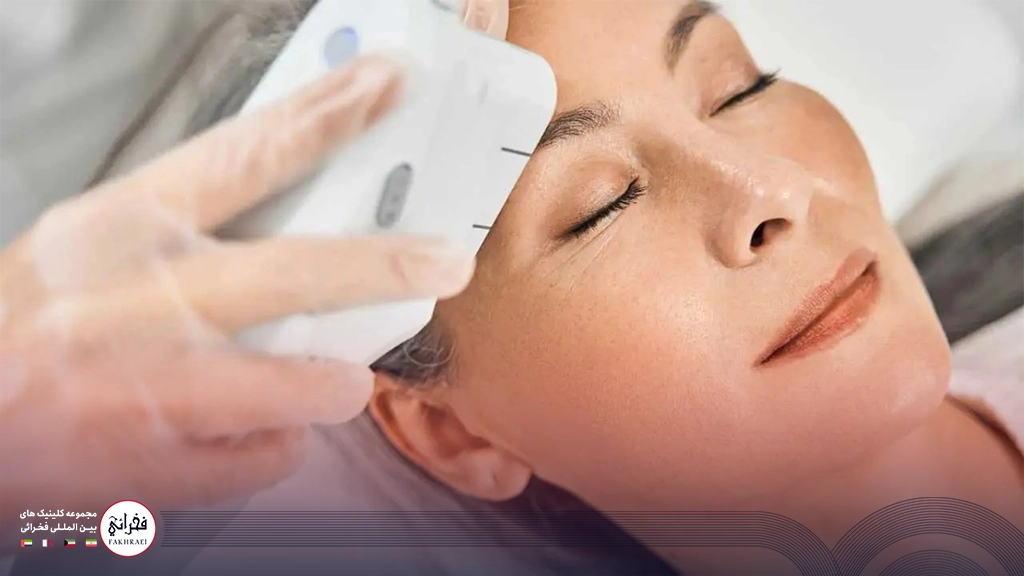 هایفوتراپی صورت-خانوم مسنی در حال هایفو