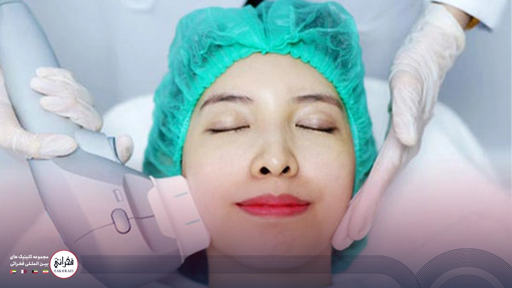 هایفوتراپی صورت-زنی خوابیده در حال انجام هایفو