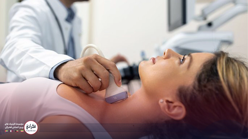 هایفوتراپی صورت-در حال انجام هایفو روی گردن خانمی