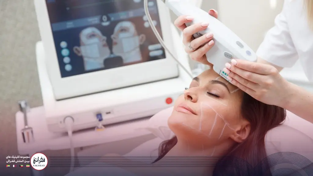 تصویر خانمی در حال استفاده از خدمات جوانسازی