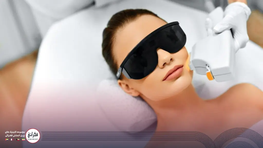 زنی در حال استفاده از لیزر کیوسوئیچ