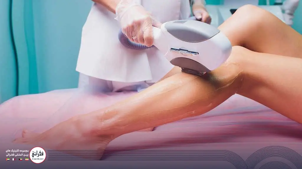 پای خانمی در حال استفاده از دستگاه هایفوتراپی