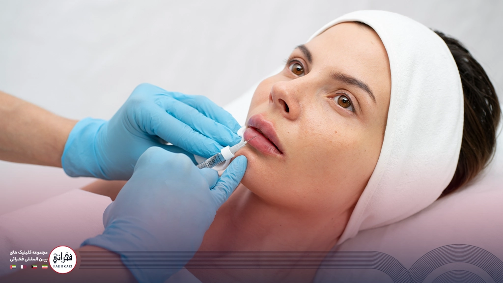 تزریق ژل لب نچرال-در حال تزریق ژل لب