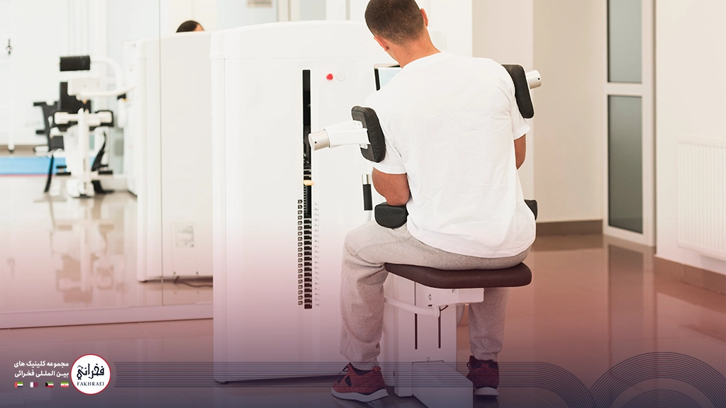 دستگاه آنالیز بادی روی بازوی مردی