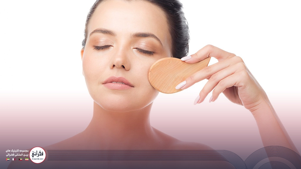 زاویه سازی صورت -خانومی در حال زدن کانتورینگ به صورتش