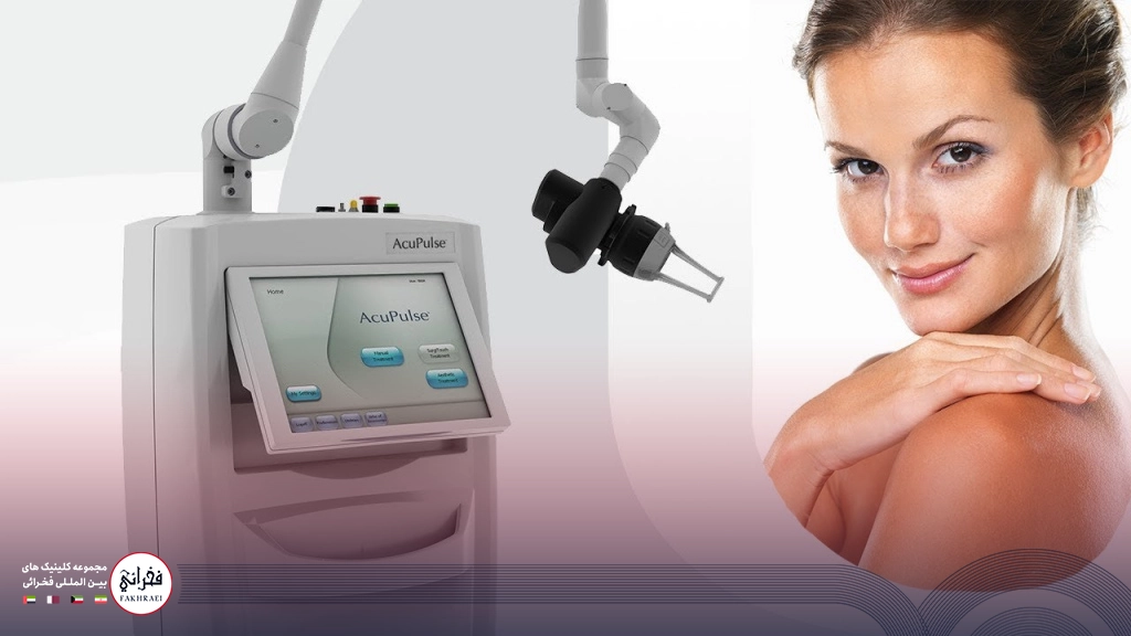 کندلا بهتره یا کلاریتی؟-نمایی از دستگاه لیزر و خانمی در کنار آن