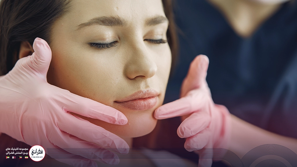 چهره خانمی که دست بر چانه اش گذاشته شده برای تزریق بوتاکس چانه