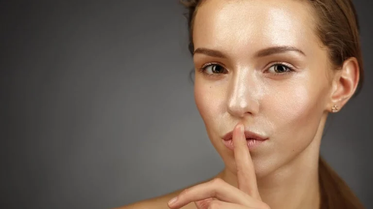 خانمی پس از درمان پوست چرب و جوش دار