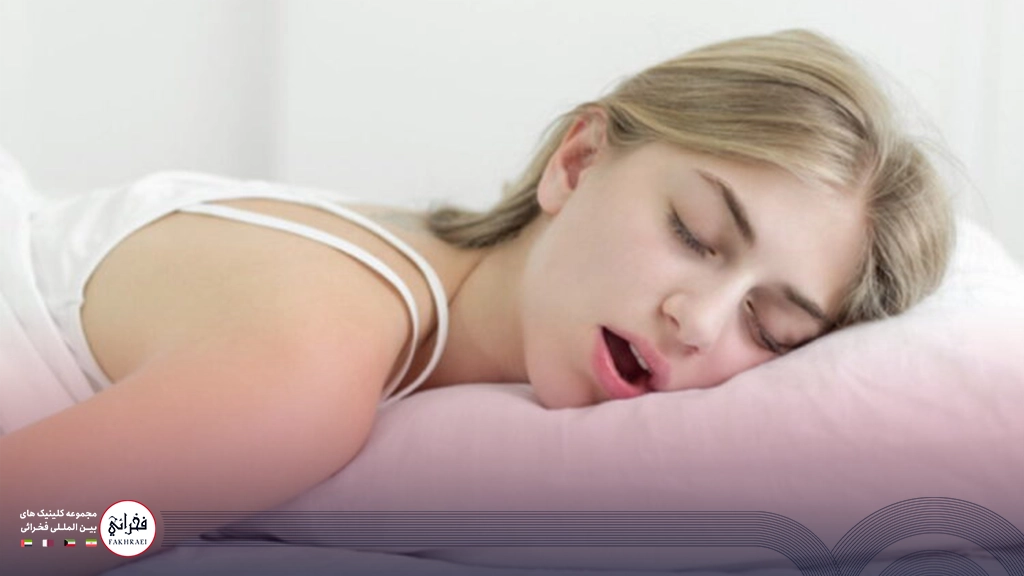 عکس خانمی که خوابیده و در حال خروپف است