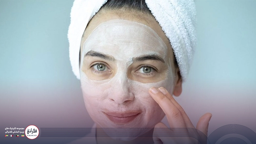 خانمی که برای درمان خشکی پوست صورت ماسک زده