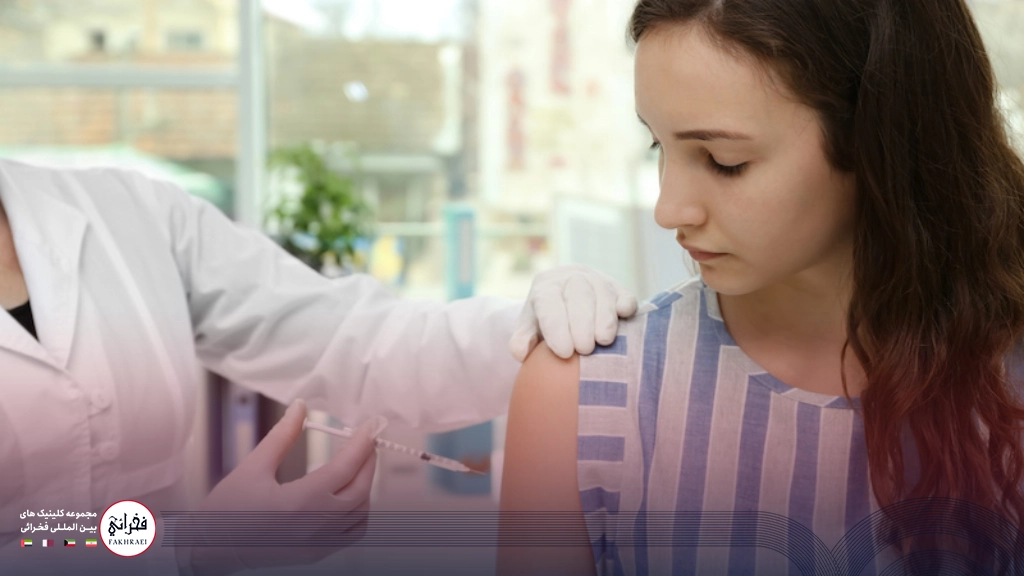تزریق دوز دوم واکسن گارداسیل به بازوی دختر نوجوان