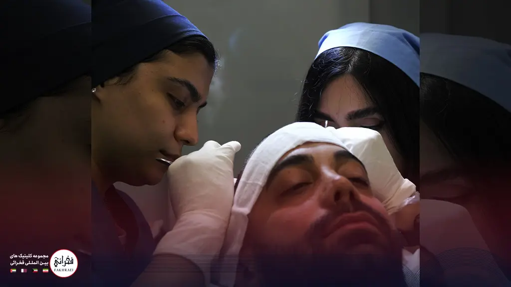 متخصصین در حال انجام کاشت مو با تراکم بالا