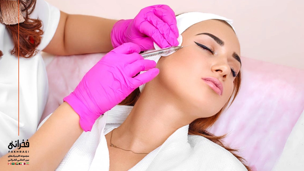 مزوژل پروایج-در حال تزریق مزوژل پروایج به خانمی